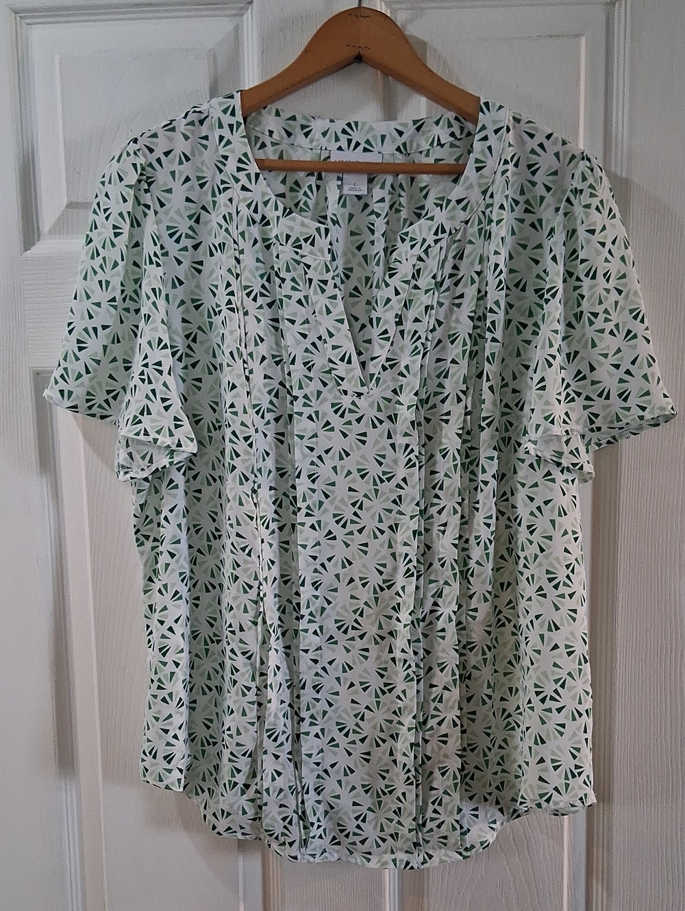 Liz Claiborne White and Green Geometric V-Neck Short Sleeve Blouse